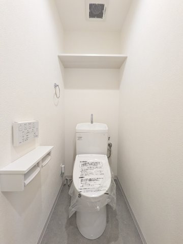 温水洗浄便座付トイレ交換済み！ペーパーホルダーは2個あります♪棚も設置されているのが◎