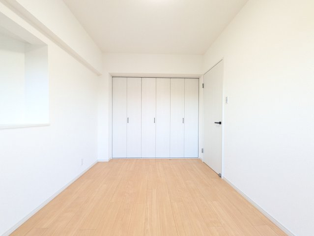 リビングに隣接してある南側洋室。フローリングやクロス貼替済みです！どの色の家具でもお部屋に合いそう♪