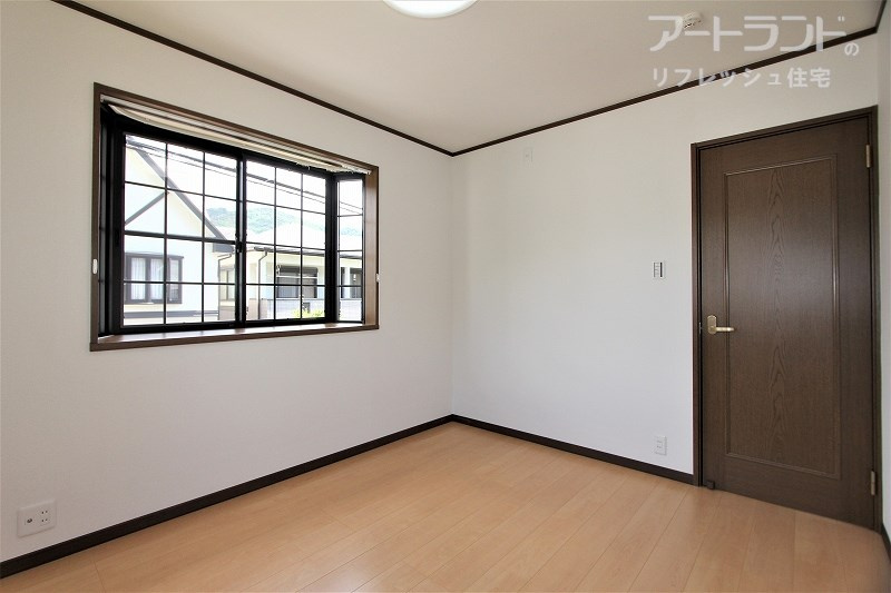 2階洋室6帖西北側。出窓が自然光をたくさん取り込み、明るく暖かいお部屋に。
