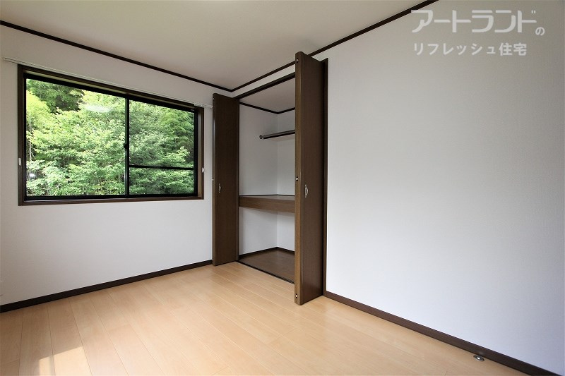 2階洋室6帖東側。収納に便利な2段クローゼット付き。物が増えてくる子供部屋にもおすすめ。