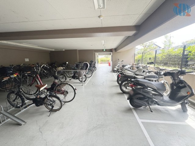 【駐輪場・バイク置場】雨の日にも嬉しい、屋根付き駐輪場・バイク置き場を完備。