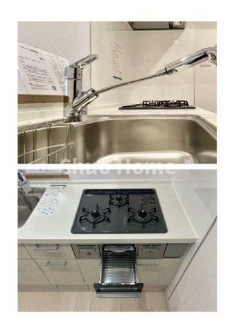 【キッチン水栓】キッチン水栓はシャワーヘッドが伸びますのでシンクの隅々まで届きます。【三ツ口コンロ】奥様に好評な三ツ口コンロと魚焼きグリルです。