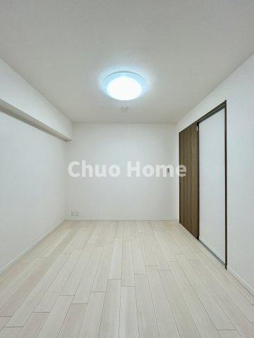 【寝室】心と体をゆったりと安らげる主寝室。寝室のゆとりが大きい分だけ、暮らしの安らぎは深まります。一日の疲れを癒すだけでなく、ご夫婦の親密な語らいを紡ぎ出します