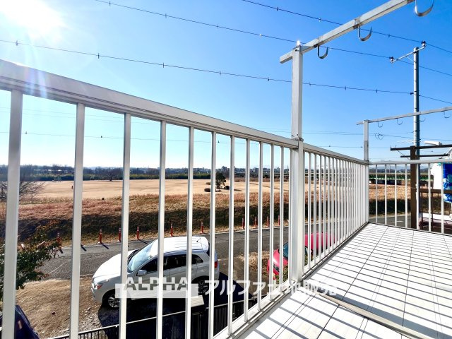 【Balcony】◆バルコニー◆日当たりの良いバルコニーは、洗濯物がよく乾くだけでなく、外の空気を感じながらひと息つける場所。暮らしに心地よい余白をもたらします。