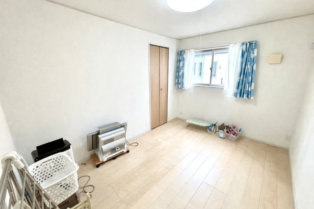 採光で明るく、風通しの良い洋室。南向きの窓からは柔らかな日差しが入り、1日を通して快適に過ごせます。シンプルな間取りで家具の配置もしやすく、子ども部屋や趣味のスペースにもぴったりな一室です。　
