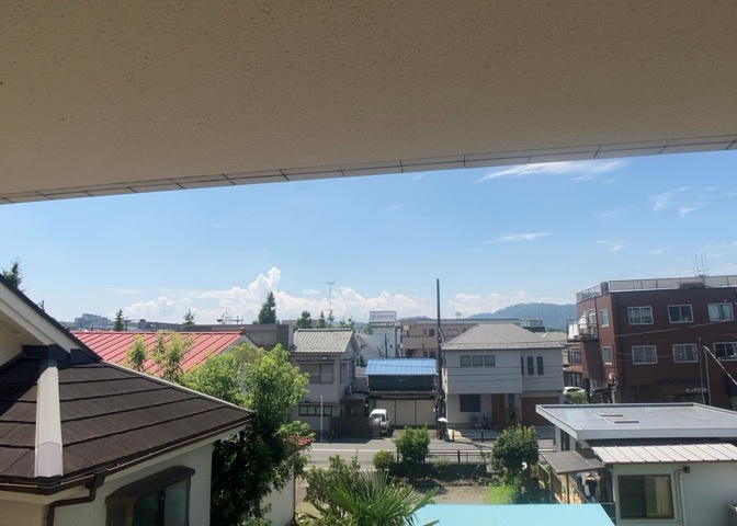 6階建ての3階部分に位置し、前面に遮る大きな建物がないため前面棟無しの開けた眺望が楽しめます。南西向きのバルコニーからは陽光がたっぷりと注ぎ込み、四季折々の空の広がりを感じられる心地よい環境です。