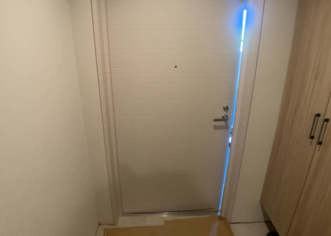 家の顔となる玄関には大型のシューズボックスを設置しており、家族全員の靴をすっきりと収納できます。玄関周りも全室リフォームの一環として綺麗に刷新されるため、来客時も気持ちよく迎えられる空間です。