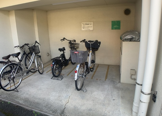 敷地内には屋根付きの駐輪場がしっかり確保されています。自転車を利用すれば中央線西八王子駅や周辺施設への移動もよりスムーズになります。空き状況については事前にお気軽にお問い合わせいただけます。