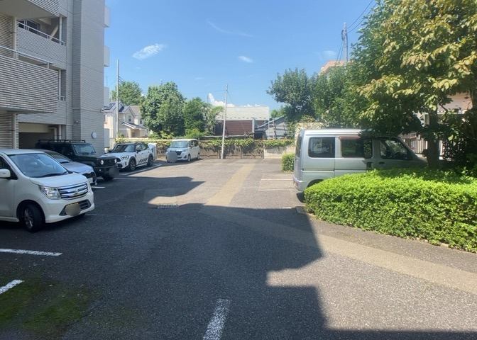 敷地内に用意された平面駐車場は出入りがしやすく、日常のお買い物やドライブの際も快適に車の出し入れが可能です。敷地内にあるため、荷物が多い日やお天気の悪い日でもスムーズにお部屋まで移動いただけます。