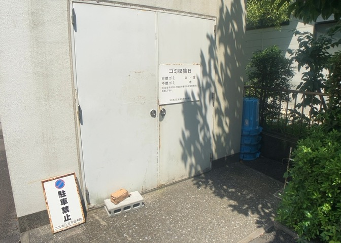 防犯面で活躍するTVモニタ付インターホンが設置されており、訪問者の顔を確認してから解錠できるため安心です。さらに留守中でも荷物が受け取れる便利な宅配ボックスなど、現代の快適な暮らしを支えます。