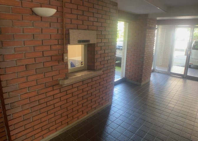 巡回管理による丁寧な管理体制が敷かれており、共用部分の清掃や設備メンテナンスがしっかりと行われています。トラブル時や維持管理の面でも安心してお住まいいただける管理状況となっております。