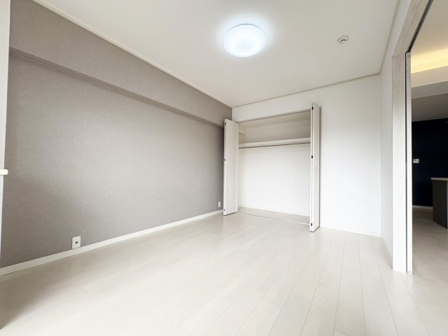 南側洋室（6.0帖）です。