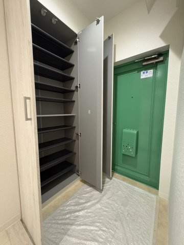 収納豊富な明るい玄関です。