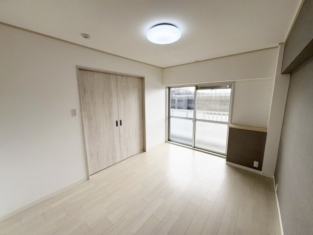 南側洋室（6.0帖）です。
