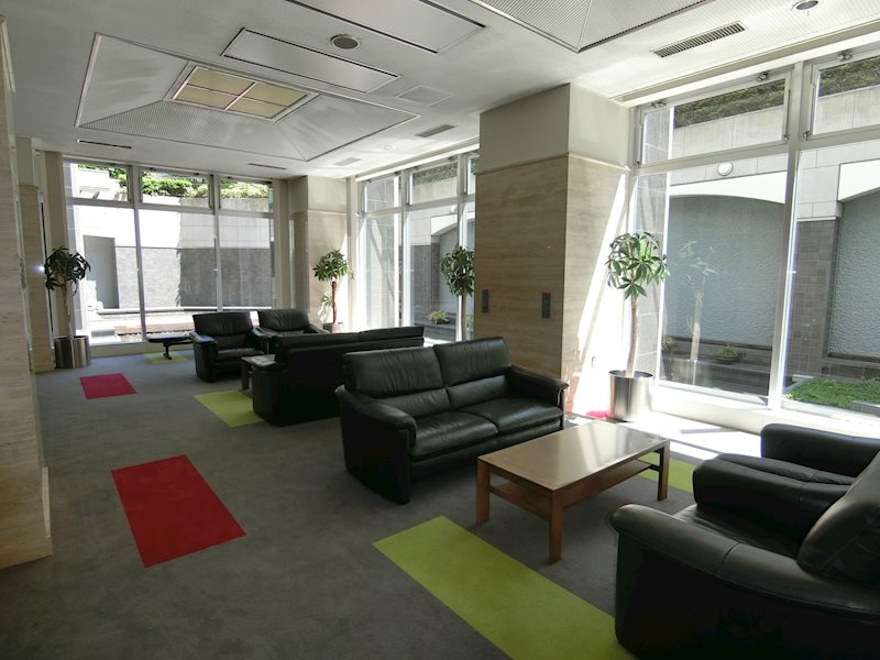 来客の際などに便利なロビー、応接室のようです。