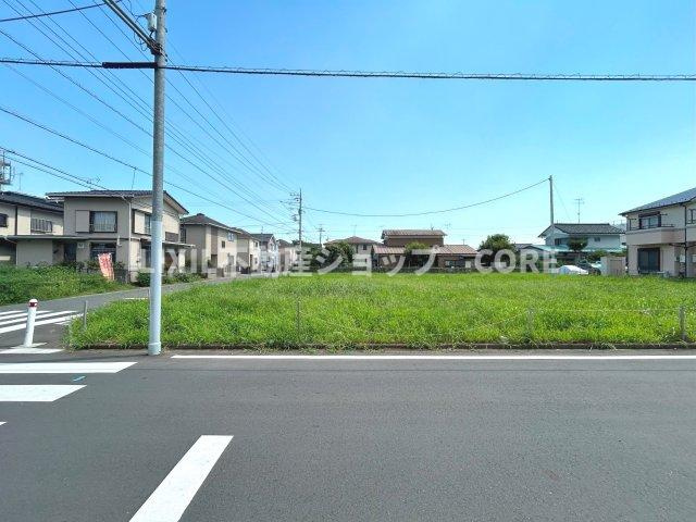前面道路はしっかり舗装もされているので、ベビーカーや自転車で通っても快適に通行できます。