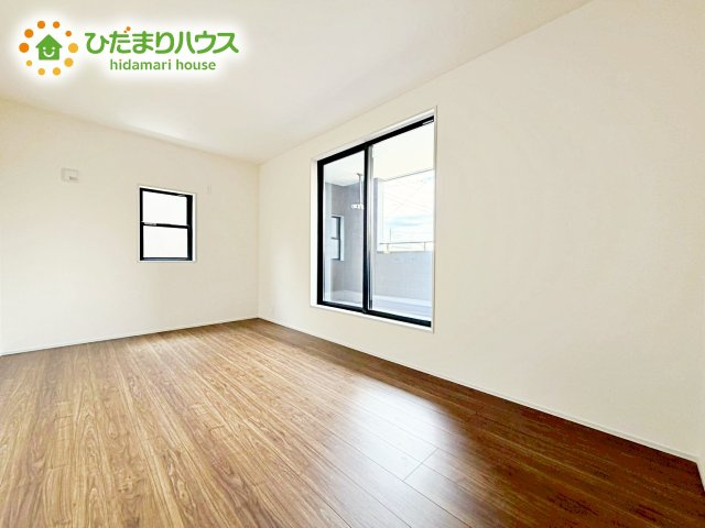 バルコニーに面していて、たっぷり光りの入る明るい主寝室です！