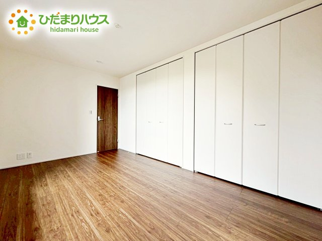 明るい空間の主寝室。安らぎの空間を演出しています。