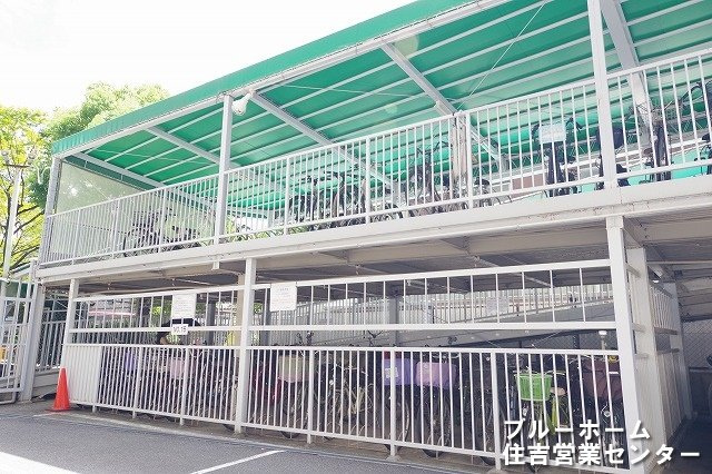 屋根付きの駐輪場がございます！
