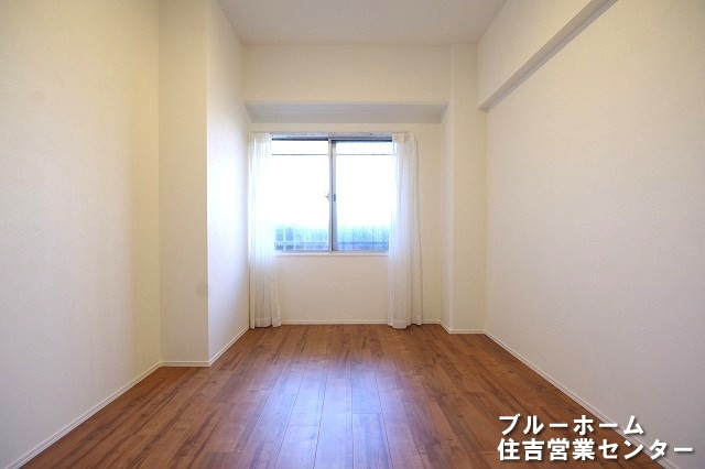 約5.5帖の洋室です！お部屋には収納や窓があります！