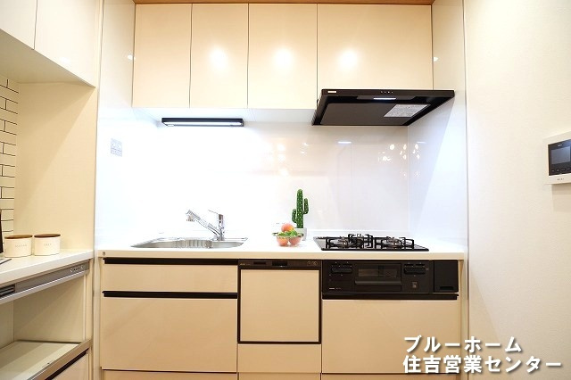 3口コンロ・食洗機等、設備充実のシステムキッチンです！