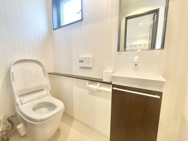 手洗い場付きのトイレは姿勢を崩さず手洗いができるので便利です！