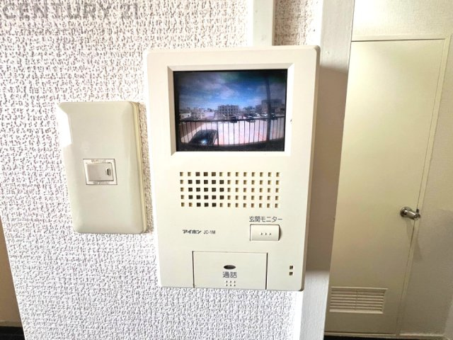 訪問者が来たときにテレビ画面で確認できるため、安心してドアを開けられます。録画機能があるものもあり、留守中に来訪者を記録しておくことができます。利便性が高く、セキュリティ面でも安心です。