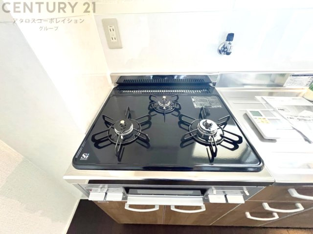 多数の調理器具を同時に使用でき、料理の効率化が可能。省エネで節約になり、様々な料理スタイルに適応できます。また、火力調整が独立しており、手入れや掃除もしやすく、今よりもっとお料理が楽しくなるかも。