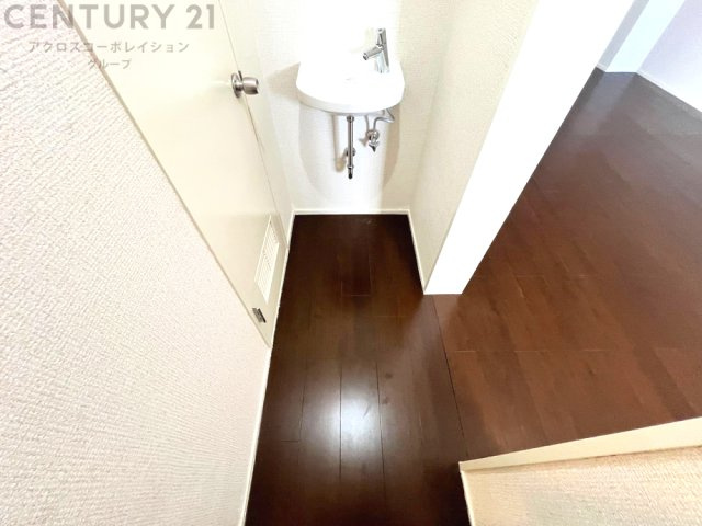 衣服の収納や脱ぎ着や整理整頓がしやすく、湿った衣類を乾燥させるスペースがありカビや臭いの発生を防ぎます。床の汚れを他の部屋に持ち込まず清潔を保つことができます。また快適な入浴環境の整備にも役立ちます。