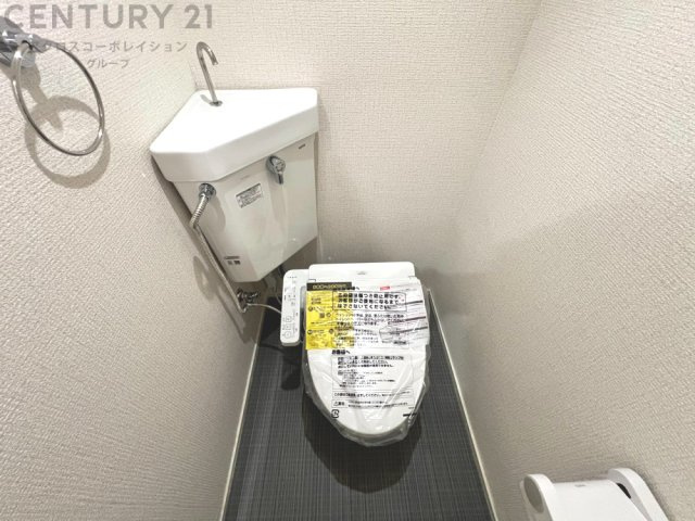 温水洗浄便座付トイレは温水洗浄機能により、暖かい水でおしりを洗浄することができ、冷たい水を使う従来の便座に比べ、温水洗浄機能で暖かいトイレを提供し、快適な使用を可能にします。