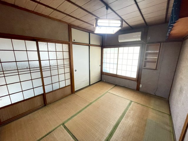 約6帖の和室。　ベランダに面して明るい和室です。