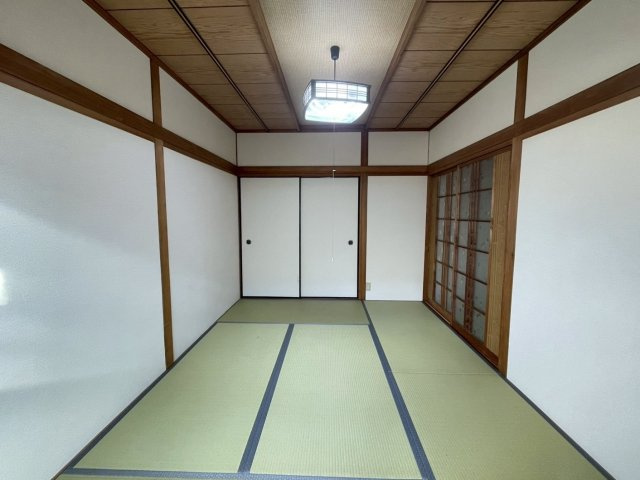 約6帖の和室。全室約6帖以上とゆったりした広さがあります。　全居室押入れ収納付きです！