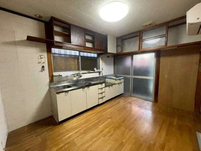 約6.7帖のダイニングキッチン。　キッチン横には勝手口付きです。