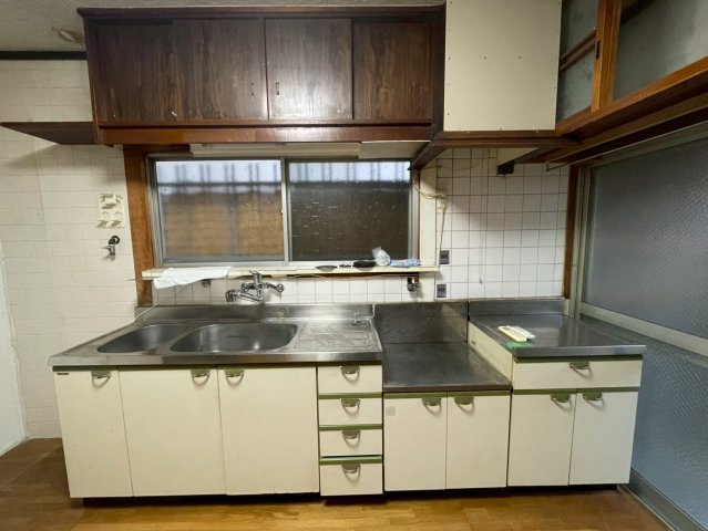 お好みのコンロ設置可能なキッチンです。　上下にたっぷり収納付きで調理器具もスッキリ収納できます。