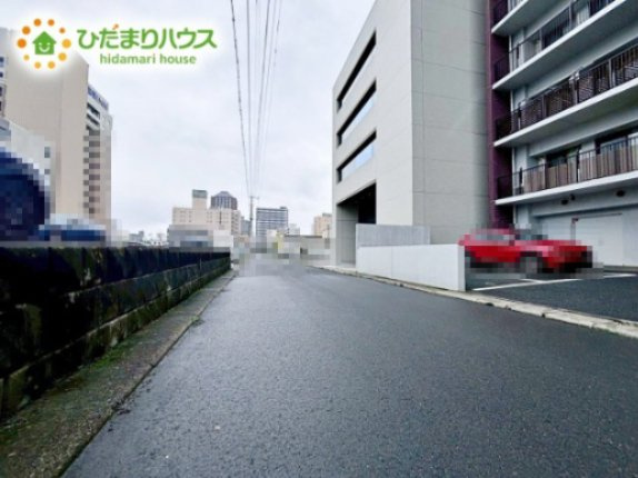 繁華街のようなにぎやかさがないため、車の音や話し声が少なく、静かな生活を望む人に適している閑静な住宅地！