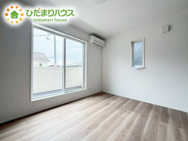主寝室は広々していて安らげる空間に。大きな窓から光が差し込み、朝の目覚めも良さそう♪