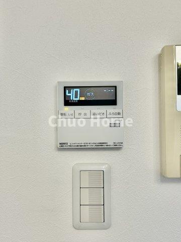 【給湯リモコン】外での一日を忘れさせてくれるオートバス機能でお好みの湯量・温度に調整された浴槽。