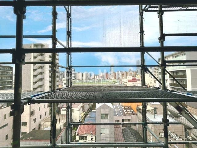 手を伸ばせば、ふれることが出来そうな環境が、そのままインテリアになったような印象です。その豊かな眺望にふさわしい空間には、通風・採光にも優れ、心地よい光と風があふれています