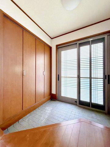 広々とした玄関ホール。収納量も豊富です♪