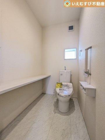 シンプルで清潔感のあるトイレ　窓付きで明るく、お掃除しやすいシンプルな空間♪