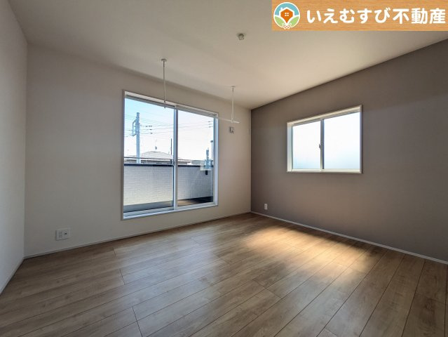 2面採光で明るい居室　たっぷりの採光で明るいお部屋にアクセントクロスがおしゃれな洋室！