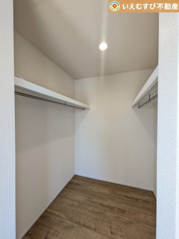 たっぷりの収納力を備えたウォークインクローゼット　たくさん収納できるので季節物やかさばるバッグなども片付きます♪
