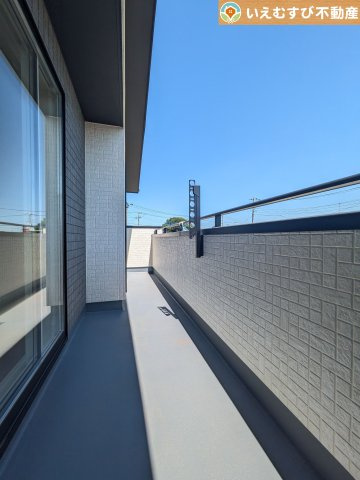 南バルコニーで毎日のお洗濯もラクラク快適　しっかり太陽の光が降り注ぐ南向きなのでお洗濯物が乾きやすい♪