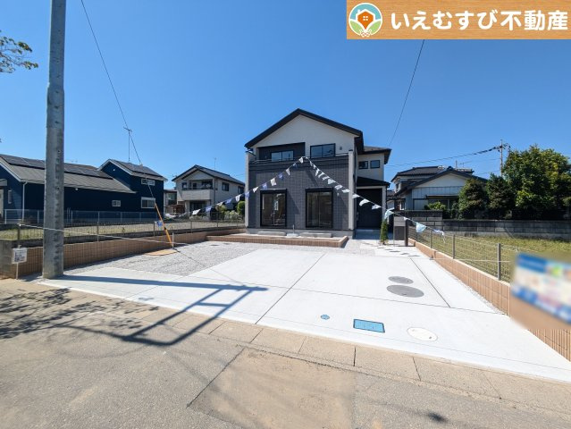 並列3台駐車可能なゆとりのカースペース　複数台車をお持ちでも、お友達が遊びに来てもゆとりの駐車スペース！