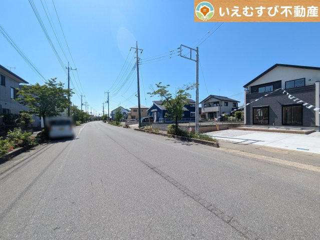 広々2車線の前面道路　間口が広くお車の出し入れも問題なく行えるスペースが確保されていて安心♪