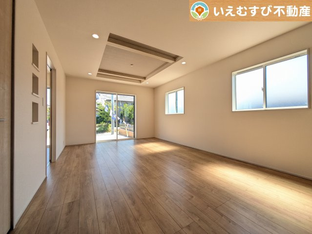 開放感と家族との距離感にこだわったＬＤＫ　開放的な折り上げ天井のリビングで家族みんなでくつろげそうですね♪