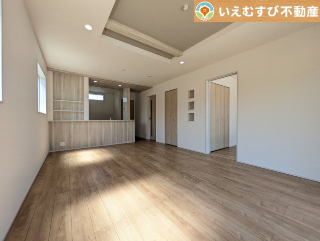 開放感と家族との距離感にこだわったＬＤＫ　採光たっぷりのリビングで休日には家族みんなでくつろげそうですね♪