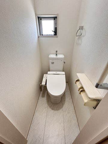 2階トイレも温水洗浄暖房便座付き♪