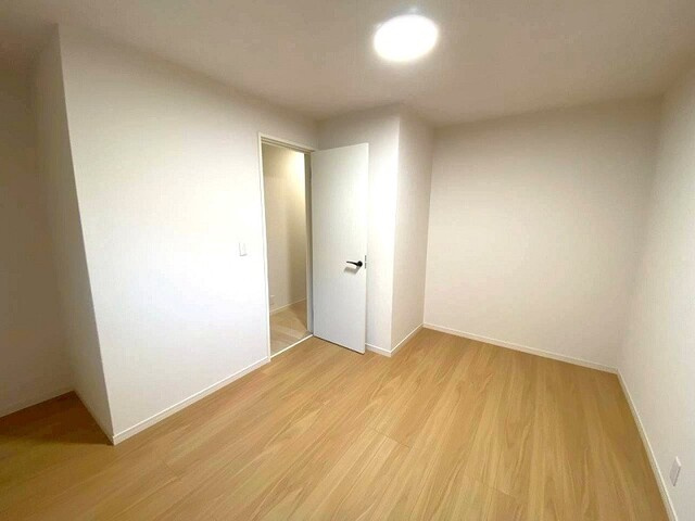 家具配置のしやすい、シンプルで使い勝手の良い洋室。