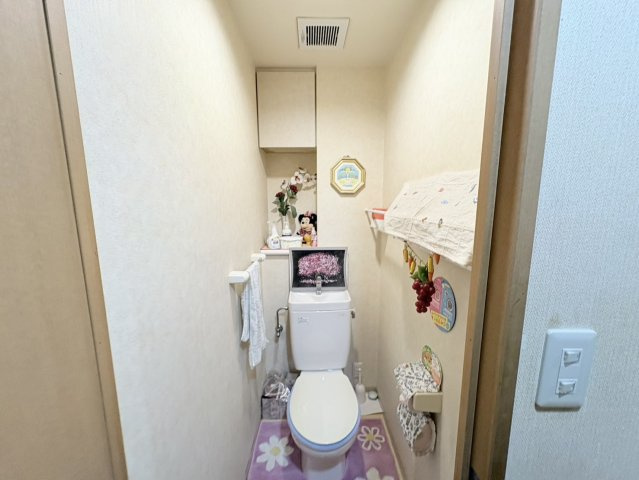 コンパクトながら使いやすく設計されたトイレ空間。上部収納もあり、トイレットペーパーや掃除用品の整理にも便利です。シンプルで清潔感のある空間となっており、日々快適にお使いいただけます。